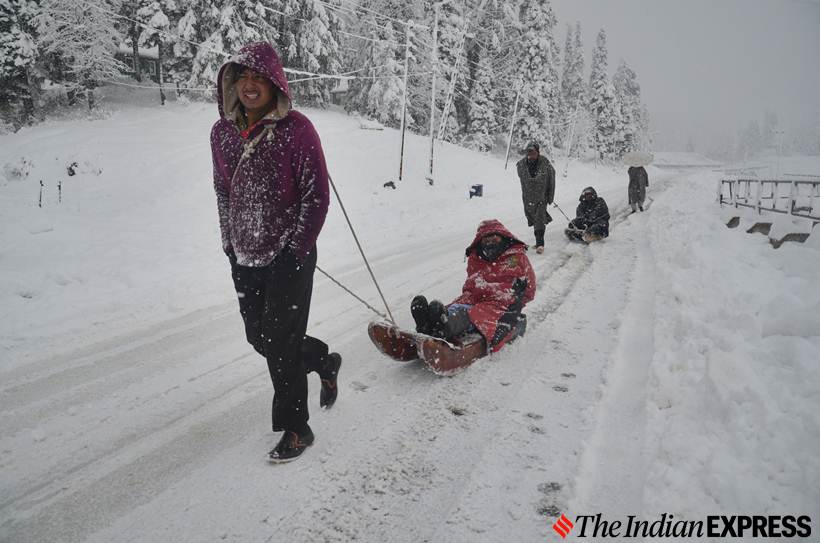 jammu and kashmir news, kashmir snowfall, kashmir snowfall photos, gulmarg snowfall, j&k news, snow in kashmir, kashmir first snowfall, weather news, indian express