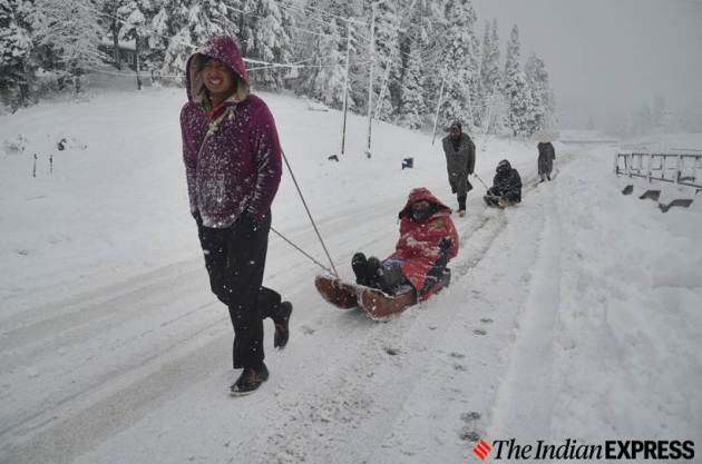 jammu and kashmir news, kashmir snowfall, kashmir snowfall photos, gulmarg snowfall, j&k news, snow in kashmir, kashmir first snowfall, weather news, indian express