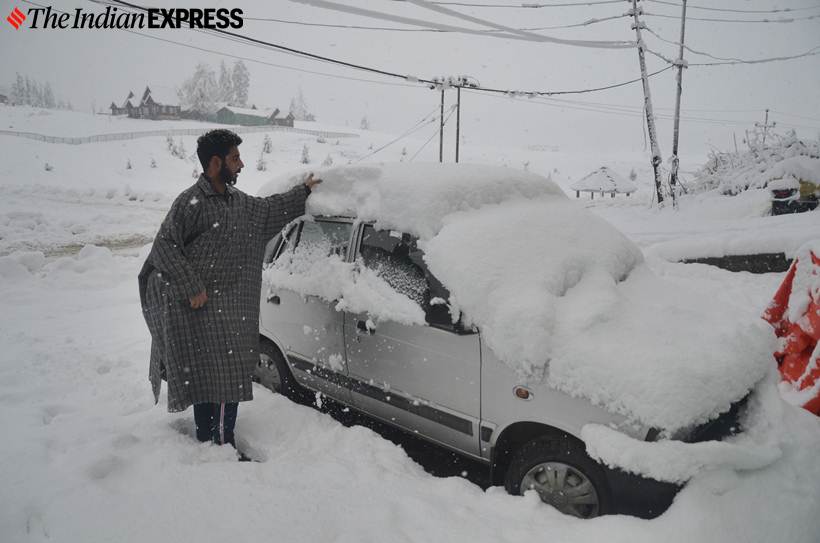 jammu and kashmir news, kashmir snowfall, kashmir snowfall photos, gulmarg snowfall, j&k news, snow in kashmir, kashmir first snowfall, weather news, indian express