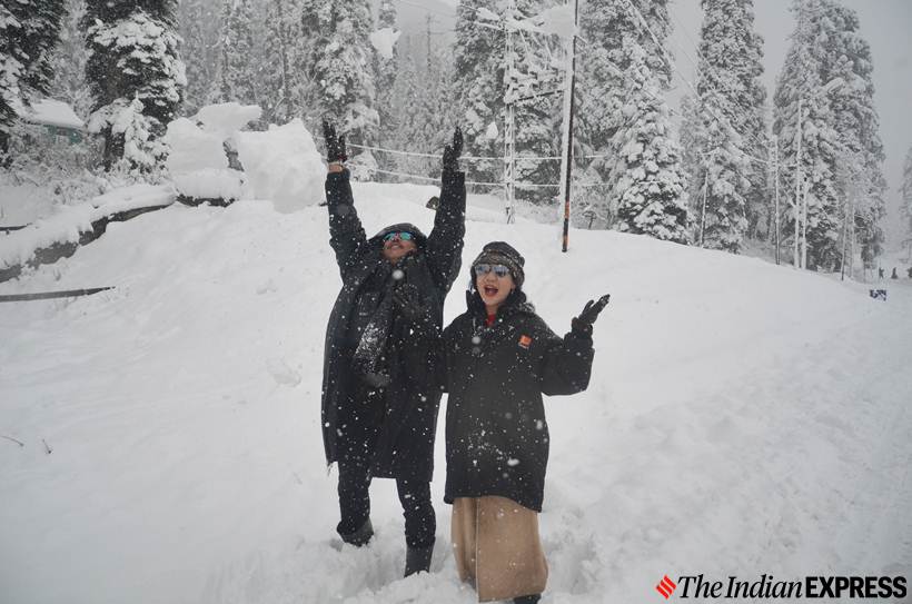 jammu and kashmir news, kashmir snowfall, kashmir snowfall photos, gulmarg snowfall, j&k news, snow in kashmir, kashmir first snowfall, weather news, indian express