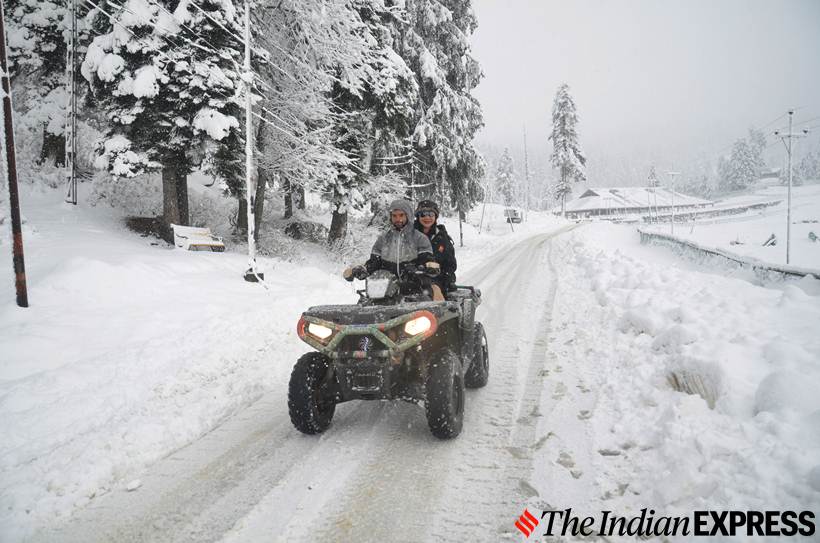 jammu and kashmir news, kashmir snowfall, kashmir snowfall photos, gulmarg snowfall, j&k news, snow in kashmir, kashmir first snowfall, weather news, indian express