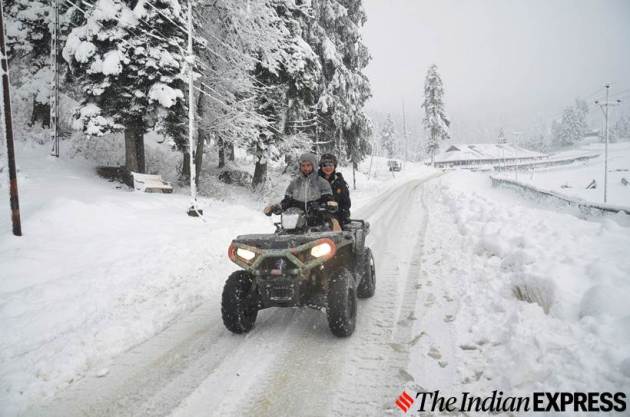 jammu and kashmir news, kashmir snowfall, kashmir snowfall photos, gulmarg snowfall, j&k news, snow in kashmir, kashmir first snowfall, weather news, indian express