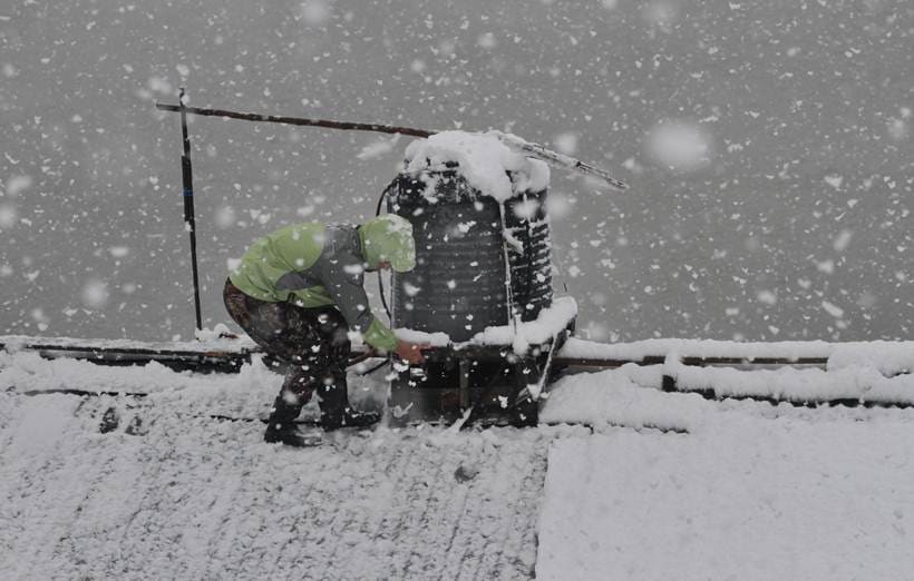 jammu and kashmir news, kashmir snowfall, kashmir snowfall photos, gulmarg snowfall, j&k news, snow in kashmir, kashmir first snowfall, weather news, indian express
