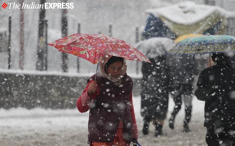 jammu and kashmir news, kashmir snowfall, kashmir snowfall photos, gulmarg snowfall, j&k news, snow in kashmir, kashmir first snowfall, weather news, indian express