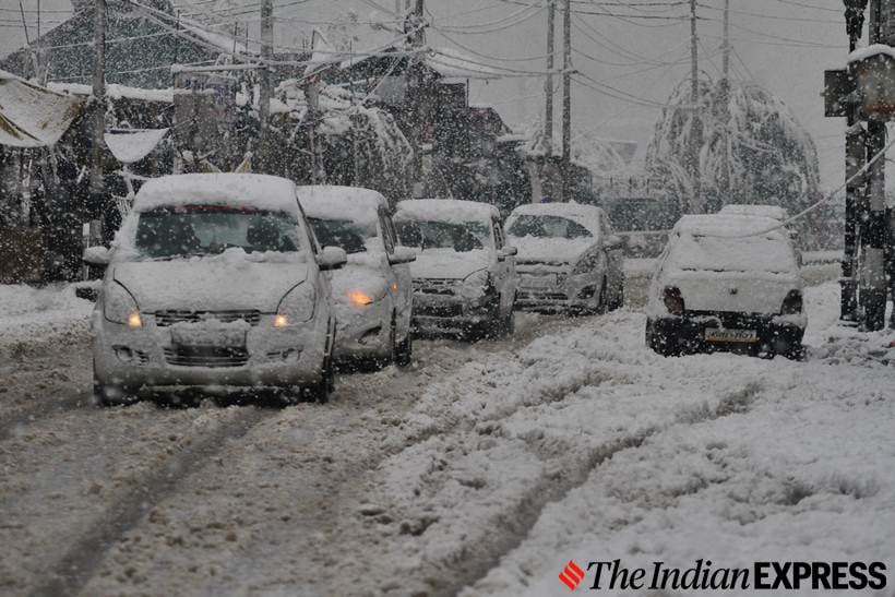 jammu and kashmir news, kashmir snowfall, kashmir snowfall photos, gulmarg snowfall, j&k news, snow in kashmir, kashmir first snowfall, weather news, indian express
