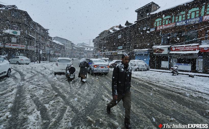 jammu and kashmir news, kashmir snowfall, kashmir snowfall photos, gulmarg snowfall, j&k news, snow in kashmir, kashmir first snowfall, weather news, indian express