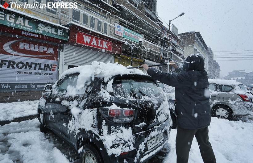 jammu and kashmir news, kashmir snowfall, kashmir snowfall photos, gulmarg snowfall, j&k news, snow in kashmir, kashmir first snowfall, weather news, indian express