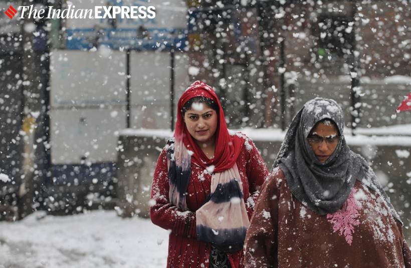 jammu and kashmir news, kashmir snowfall, kashmir snowfall photos, gulmarg snowfall, j&k news, snow in kashmir, kashmir first snowfall, weather news, indian express