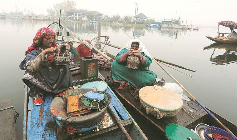 kashmir snow, srinagar snowfall, jammu kashmir weather, jammu kashmir snow, kashmir lockdown, kashmir article 370, srinagar winter, jammu kashmir winter, indian express news