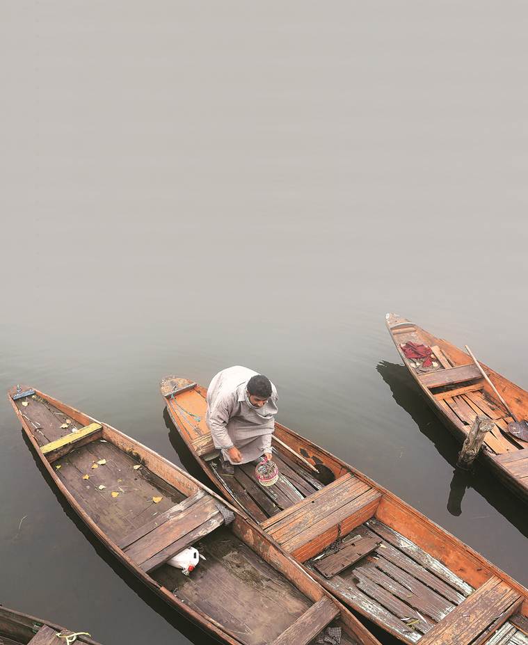 kashmir snow, srinagar snowfall, jammu kashmir weather, jammu kashmir snow, kashmir lockdown, kashmir article 370, srinagar winter, jammu kashmir winter, indian express news