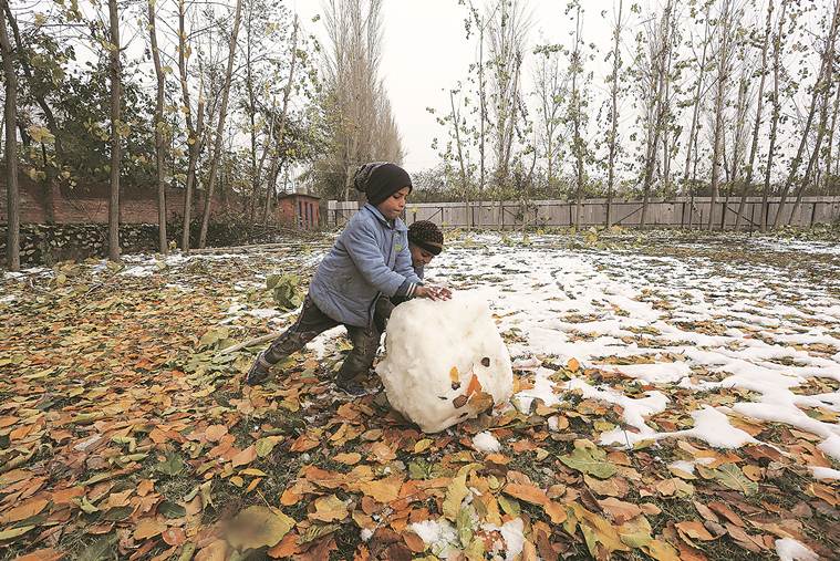 kashmir snow, srinagar snowfall, jammu kashmir weather, jammu kashmir snow, kashmir lockdown, kashmir article 370, srinagar winter, jammu kashmir winter, indian express news