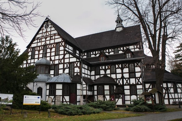 amitabh bachchan praying poland church
