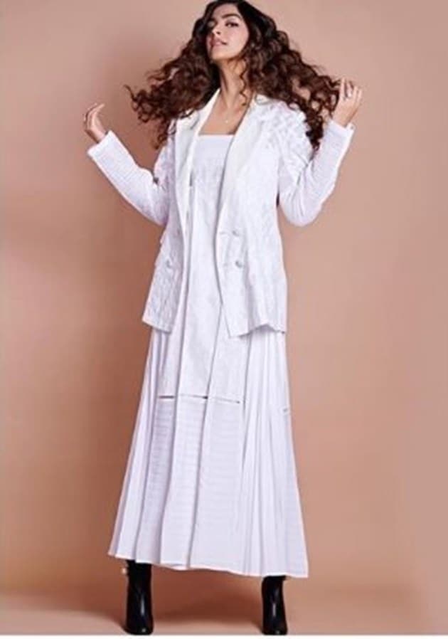 sonam kapoor latest photos, sonam kapoor recent photos, sonam kapoor, sonam kapoor fashion, celeb fashion, indian express. lifestyle