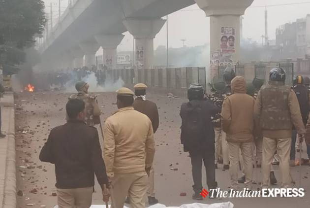 Protests against CAA continue in Delhi, protest march at Seelampur turns violent
