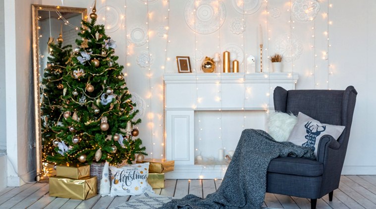 Quarto de design moderno em cores claras, decorado com árvore de Natal e elementos decorativos