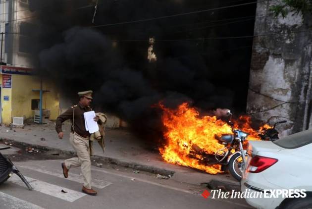 CAA protests turn violent in Lucknow as police station torched, vehicle set ablaze