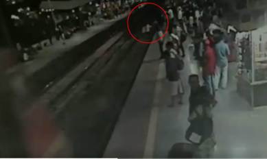 Watch | RPF jawan jumps on railway track to save passenger at Thane stationWatch | RPF jawan jumps on railway track to save passenger at Thane station
