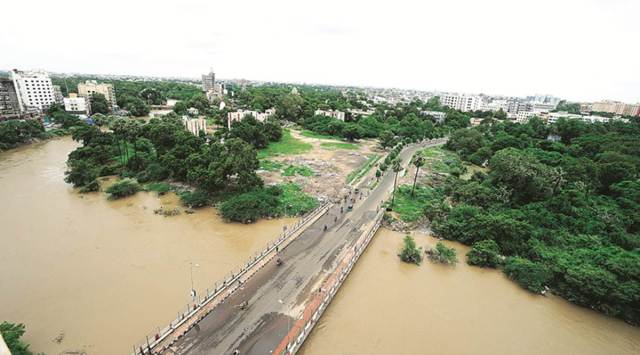 Southwest monsoon, Gujarat rains, Vishwamitri river, Ahmedadbad news, Gujarat news, gujarat floods, Indian express news