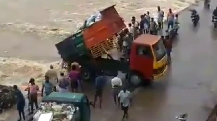 Tamil Nadu Several Tons Of Garbage Dumped In Vellar River Near 