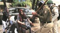 Delhi police personnel surround and beat students of Jamia Millia Islamia