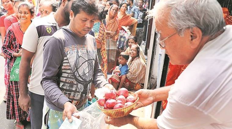 Soaring prices of onion: Mamata visits market for price check, blames Centre for spike