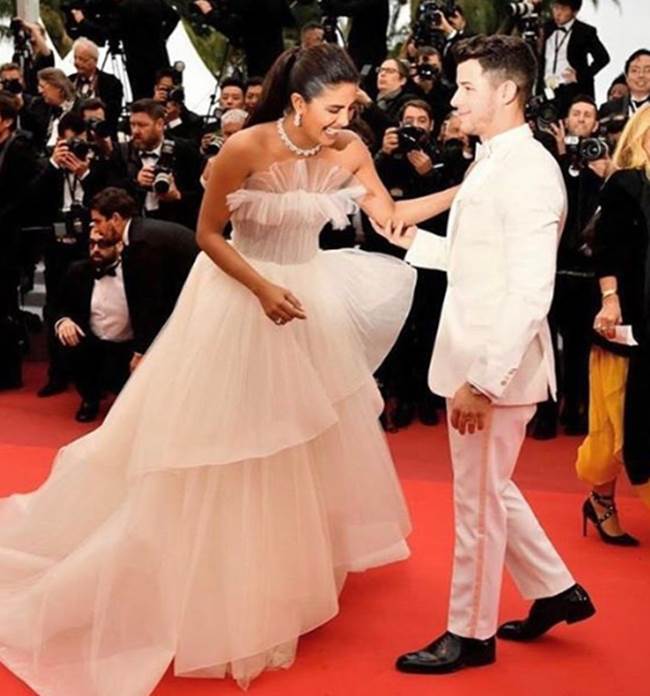 priyanka red carpet dress