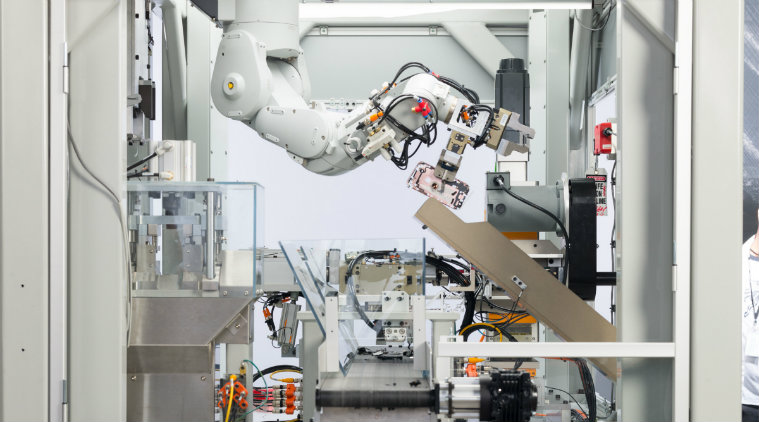 Apple pushes recycling of iphone with daisy robot