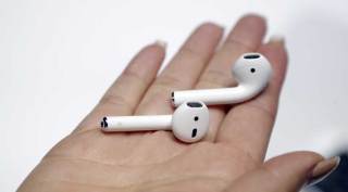 Apple, Apple AirPods, Apple Truly wireless, True wireless headphones, Wireless headphones, Apple AirPods market share