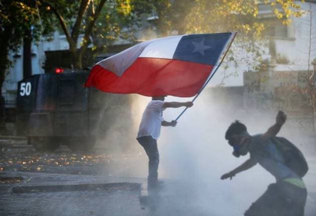 chile riots, chile protest, chile protest photos, chile unrest, chile president Sebastián Piñera, world news, indian express