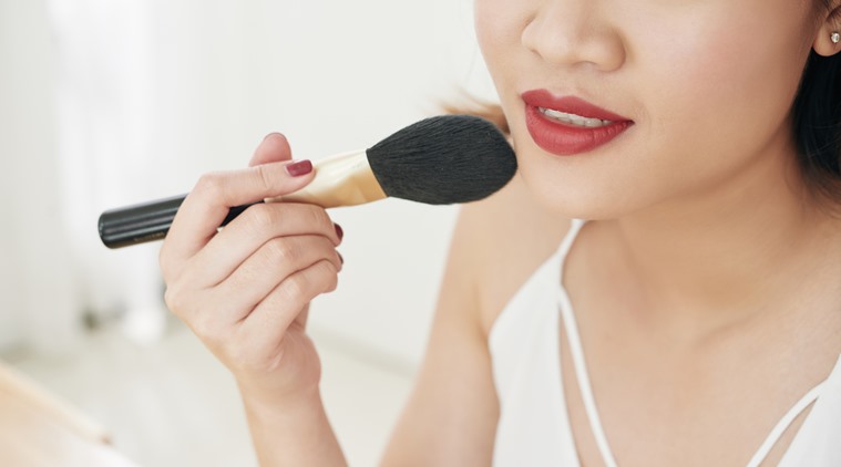Makeup Hacks for Beginners: बिगिनर्स के लिए 5 बेस्ट मेकअप टिप्स, टेप, कॉटन और इन 5 ट्रिक्स से मिलेगा फ्लॉलेस लुक 7 foundation 759