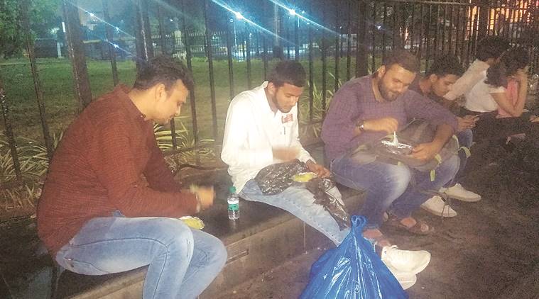Mumbai: With bun maska, chai, sunscreen, protesters keep the spirit alive at Gate Way of India
