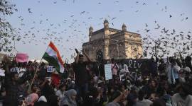 JNU attack, jnu violence, protest at gateway of india, Mumbai Police removed protesters, Mumbai news, Mumbai city news, Maharashtra news, indian express news