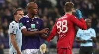 Vincent Kompany berates Anderlecht fans for throwing flare at Simon Mignolet