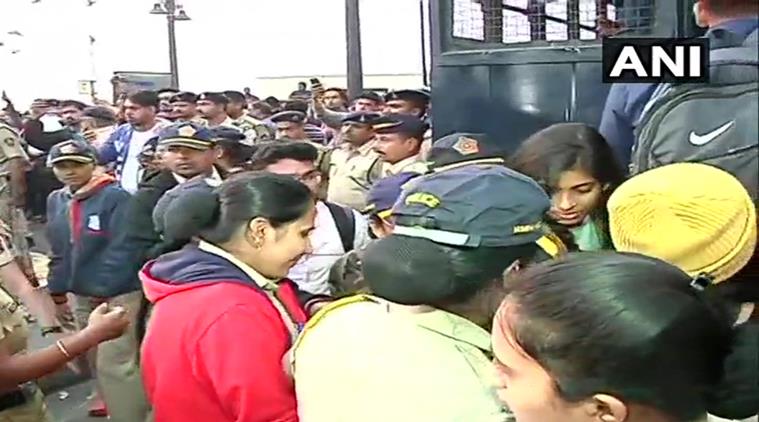 JNU violence: Mumbai Police relocate protesters from Gateway to Azad Maidan