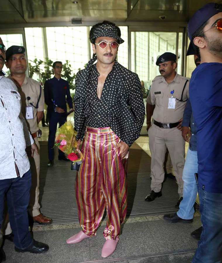 Ranveer Singh vuelve a poner el terciopelo de moda; lleva una bandolera en el aeropuerto