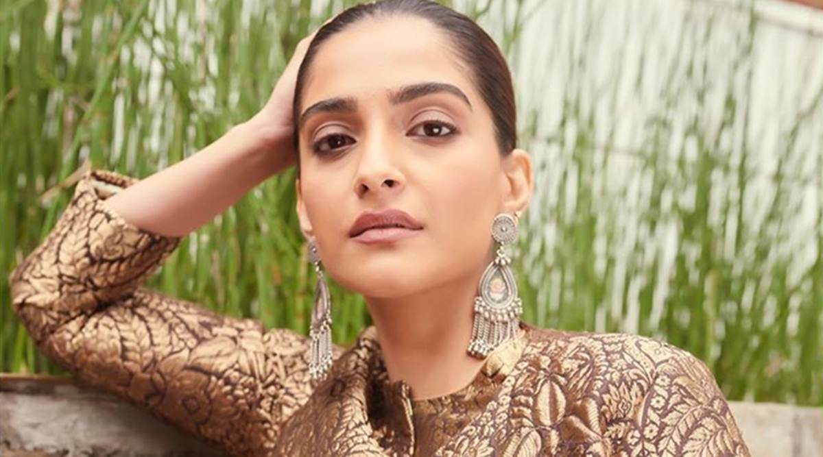 sonam kapoor 11rupee fees