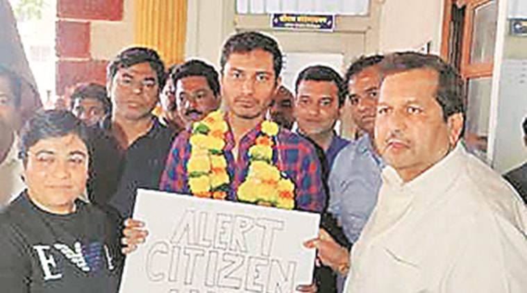 uber driver takes man to police station in mumbai, uber driver takes jaipur poet to police station, caa protests, anti caa protests mumbai, mumbai city news