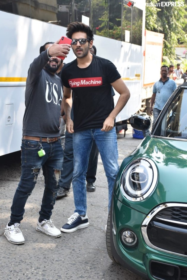 kartik aaryan with a fan