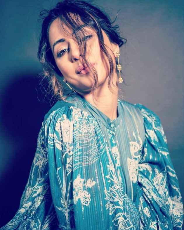 nia sharma, hina khan, deepika padukone, kartik aaryan, janhvi kapoor, deepika padukone vacation, sunny leone, entertainment news, indian express