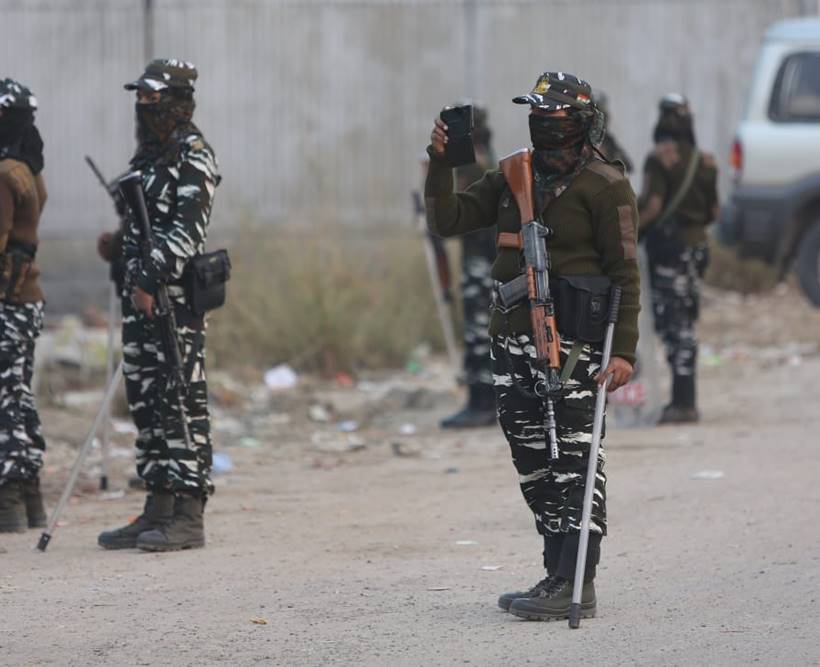 Shaheen Bagh Protesters Form Human Chain After Shooting Incident ...