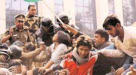 Delhi: 9 detained after police stop Jamia protesters from Parliament march