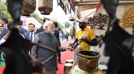 narendra modi hunar haat, narendra modi hunar haat litti chokha, narendra modi meets artisans at hunar haat, india news, indian express