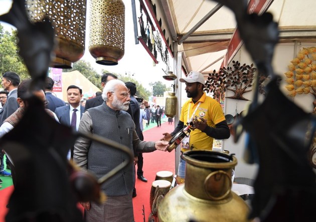 narendra modi hunar haat, narendra modi hunar haat litti chokha, narendra modi meets artisans at hunar haat, india news, indian express