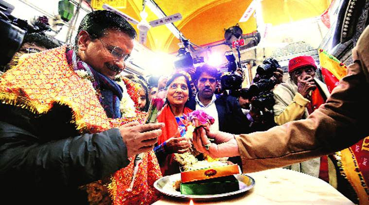 kejriwal visits Hanuman Mandir, kejriwal at Hanuman Mandir, kejriwal at hanuman temple, kejriwal at CP, delhi elections, delhi assembly elections
