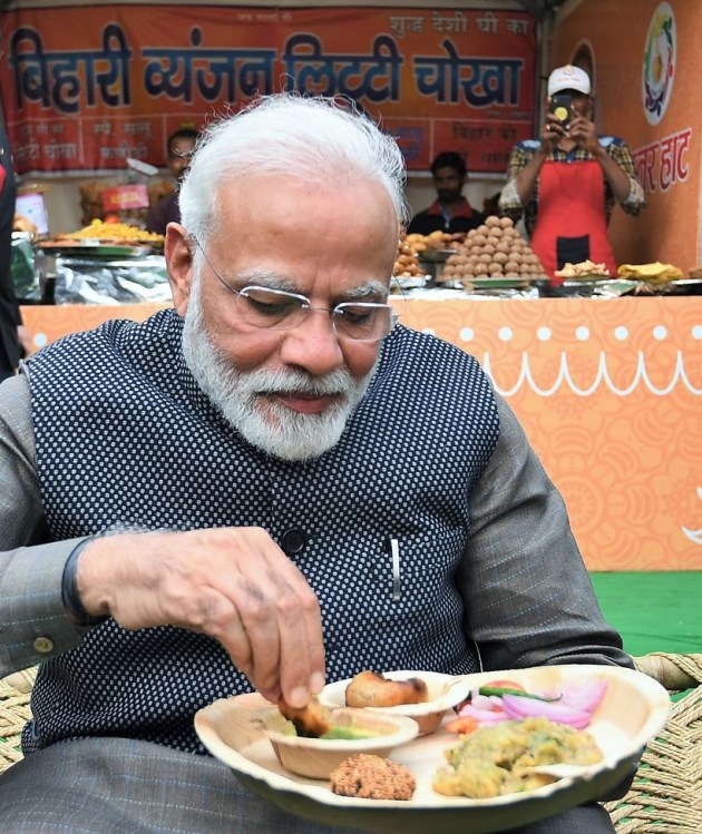 narendra modi hunar haat, narendra modi hunar haat litti chokha, narendra modi meets artisans at hunar haat, india news, indian express