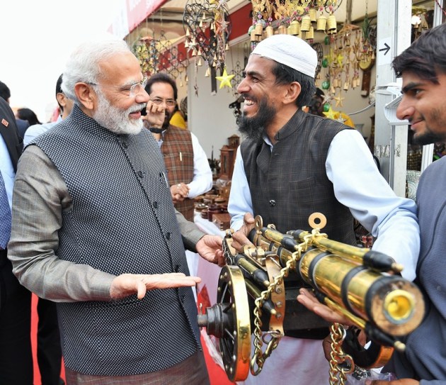 narendra modi hunar haat, narendra modi hunar haat litti chokha, narendra modi meets artisans at hunar haat, india news, indian express