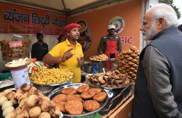 narendra modi hunar haat, narendra modi hunar haat litti chokha, narendra modi meets artisans at hunar haat, india news, indian express