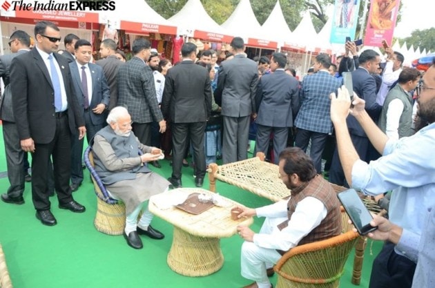 narendra modi hunar haat, narendra modi hunar haat litti chokha, narendra modi meets artisans at hunar haat, india news, indian express