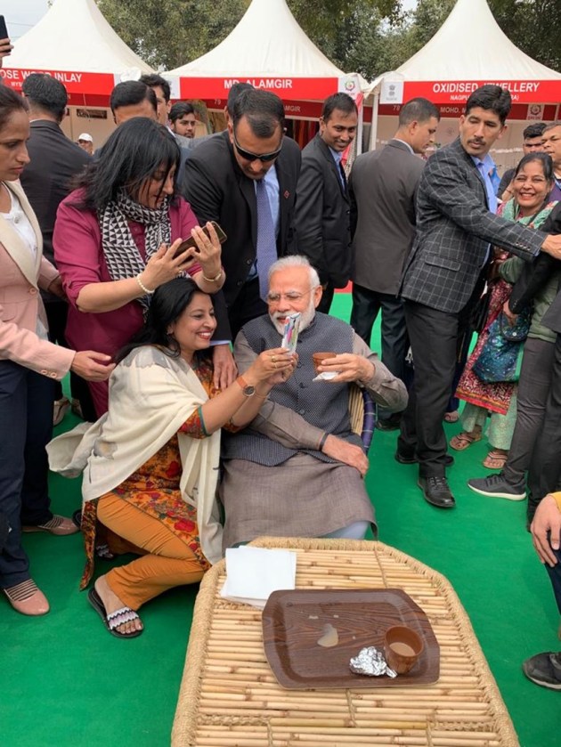 narendra modi hunar haat, narendra modi hunar haat litti chokha, narendra modi meets artisans at hunar haat, india news, indian express
