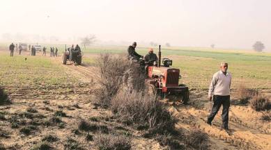A team of officials and farmers during a locust control operation at 10S village along the India-Pak border at Rajasthan’s Sri Ganganagar. (Gurmeet Singh)
